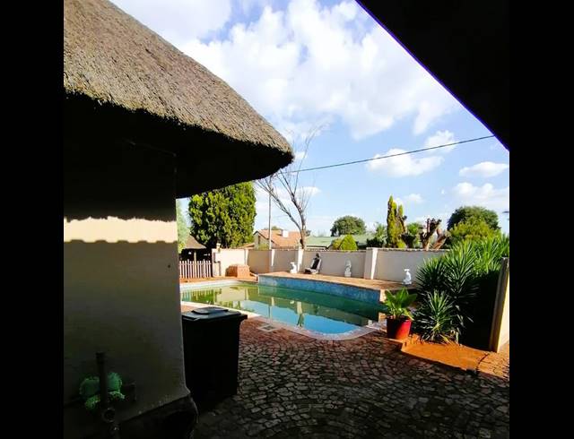 3 BEDROOM HOUSE FOR SALE IN DERSLEY